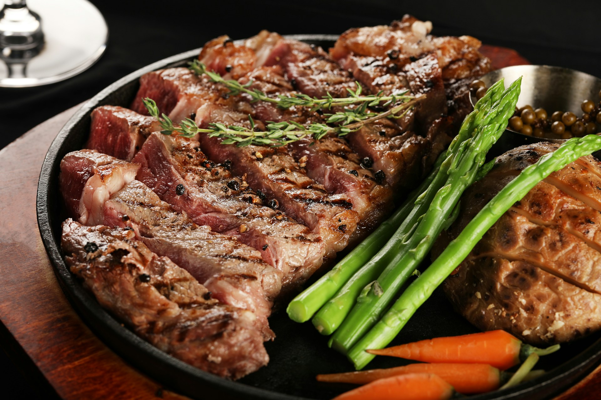 Sirloin atau Ribeye? Ini Perbedaan, dan Tips Memilih Steak Terbaik!